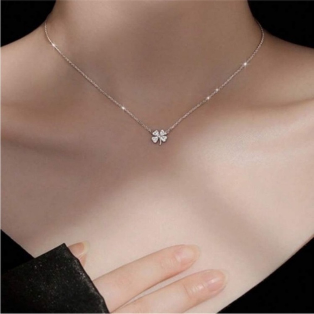 Clover silver necklace